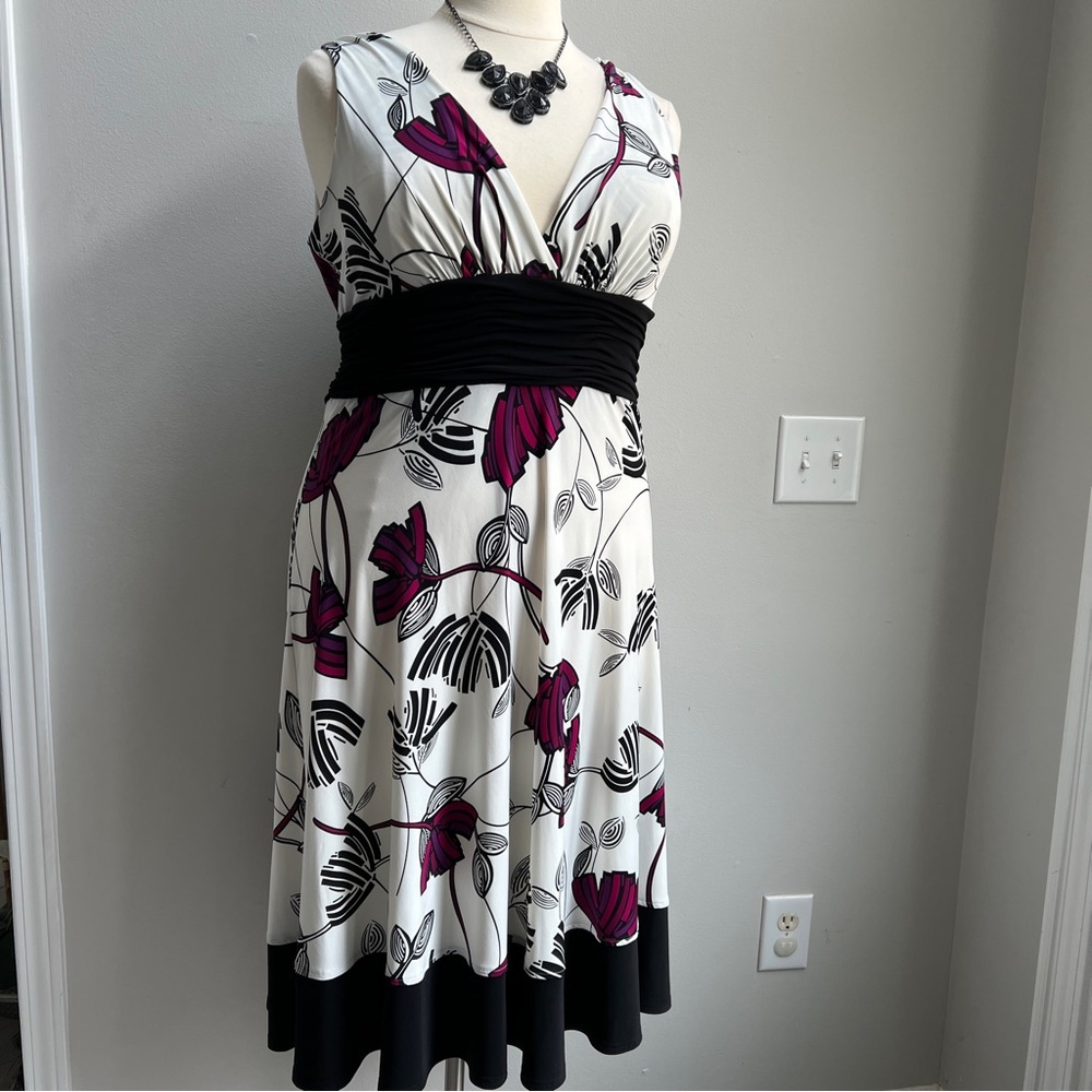 Jones New York size 16W Floral Sleeveless Dress with Black Accents
